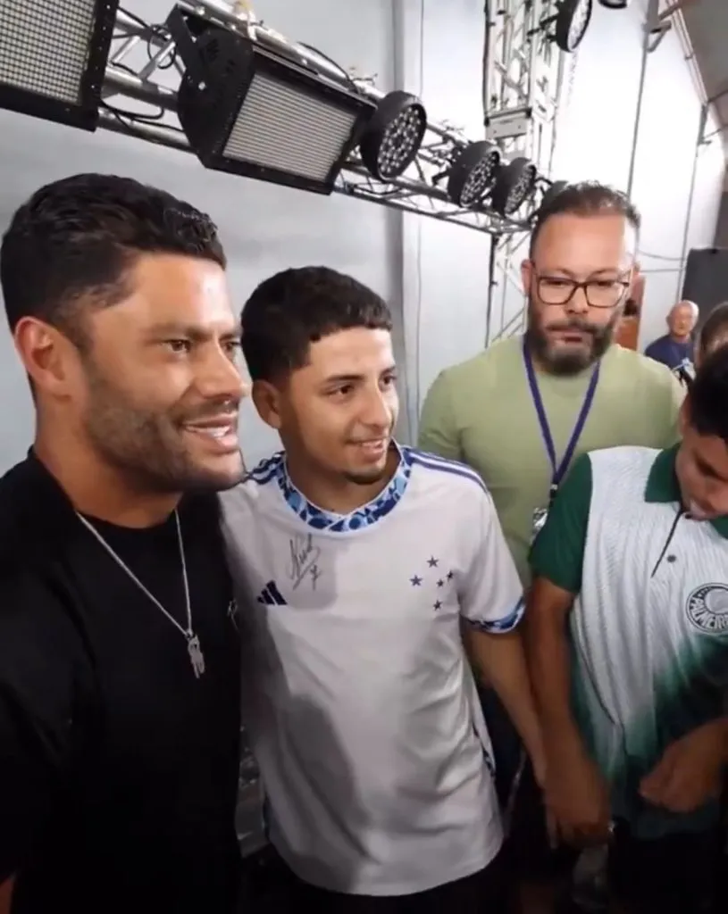 Hulk autografando camisa de torcedor do cruzeiro. Foto: divulgação