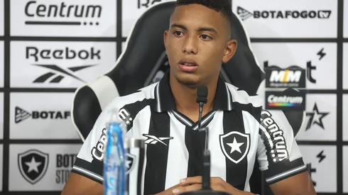 Foto: Vitor Silva/Botafogo – Jordan Barrera durante coletiva de apresentação no Botafogo.