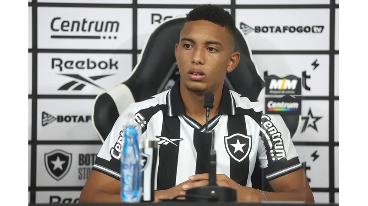 Foto: Vitor Silva/Botafogo - Jordan Barrera durante coletiva de apresentação no Botafogo.