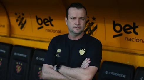 Daniel Paulista tecnico do Sport durante a partida entre Sport e Bahia no Estadio da Ilha do Retiro em Recife (PE), pelo Campeonato Brasileiro Serie A 2025. Foto: Marlon Costa/AGIF