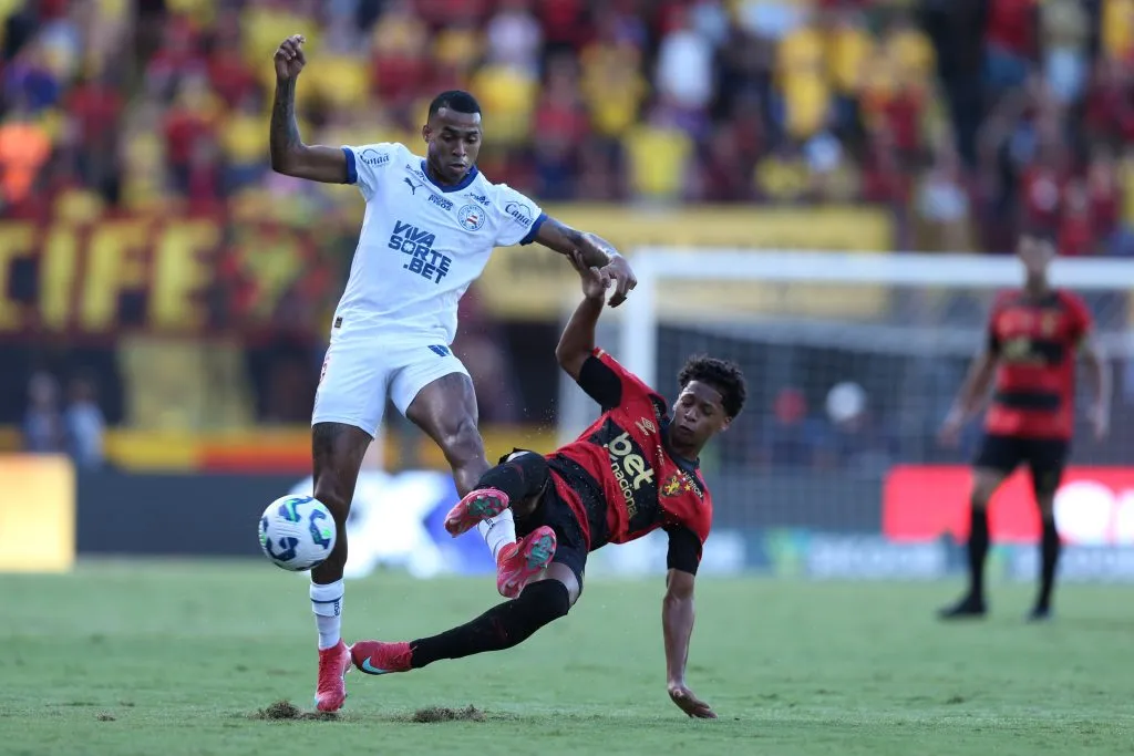 Jean Lucas e Ze Lucas disputam lance durante a partida entre Sport e Bahia no Estadio da Ilha do Retiro em Recife (PE), pelo Campeonato Brasileiro Serie A 2025. Foto: Marlon Costa/AGIF