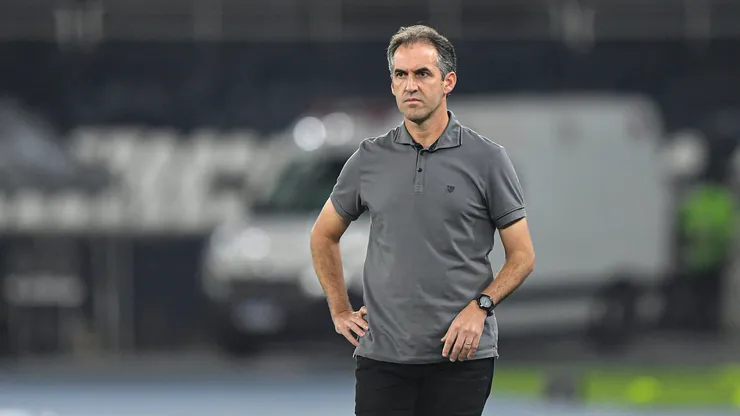 Leo Conde tecnico do Ceara durante partida contra o Botafogo no estadio Engenhao pelo campeonato Brasileiro A 2025. Foto: Thiago Ribeiro/AGIF