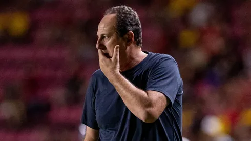 Rogério Ceni durante confronto contra o Sport no Campeonato Brasileiro de 2025.