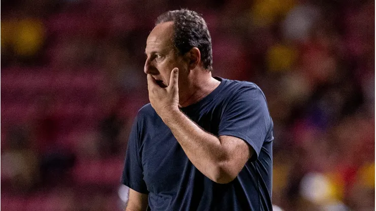 Rogério Ceni durante confronto contra o Sport no Campeonato Brasileiro de 2025.
