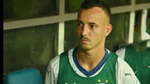 BA – SALVADOR – 30/03/2025 – BRASILEIRO A 2025, BAHIA X CORINTHIANS – Iago Borduchi, jogador do Bahia durante execucao do hino nacional antes da partida contra o Corinthians no estadio Arena Fonte Nova pelo campeonato Brasileiro A 2025. Foto: Walmir Cirne/AGIF