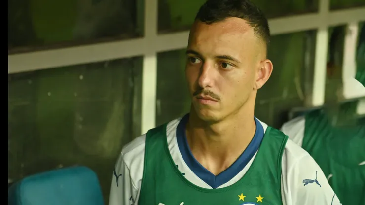BA - SALVADOR - 30/03/2025 - BRASILEIRO A 2025, BAHIA X CORINTHIANS - Iago Borduchi, jogador do Bahia durante execucao do hino nacional antes da partida contra o Corinthians no estadio Arena Fonte Nova pelo campeonato Brasileiro A 2025. Foto: Walmir Cirne/AGIF