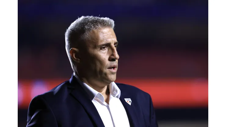 Hernán Crespo durante confronto contra o Athletico-PR na Copa do Brasil 2025.