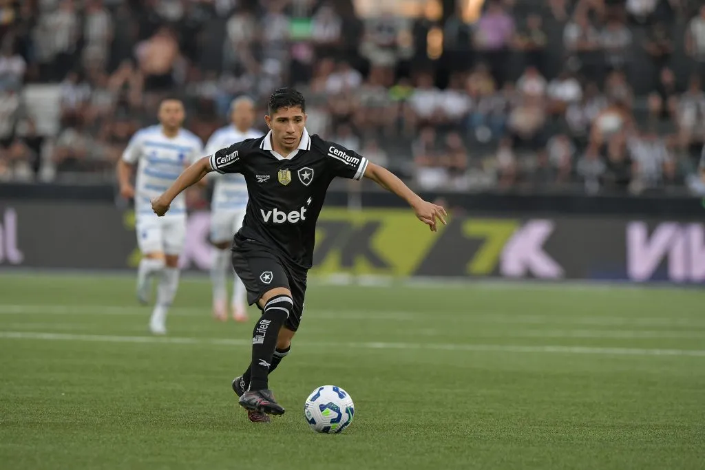 Savarino jogador do Botafogo durante partida contra o Cruzeiro no estadio Engenhao pelo campeonato Brasileiro A 2025. Foto: Thiago Ribeiro/AGIF