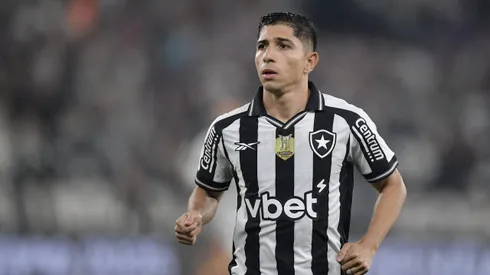Savarino jogador do Botafogo durante partida contra o Vitoria no estadio Engenhao pelo campeonato Brasileiro A 2025. Foto: Thiago Ribeiro/AGIF
