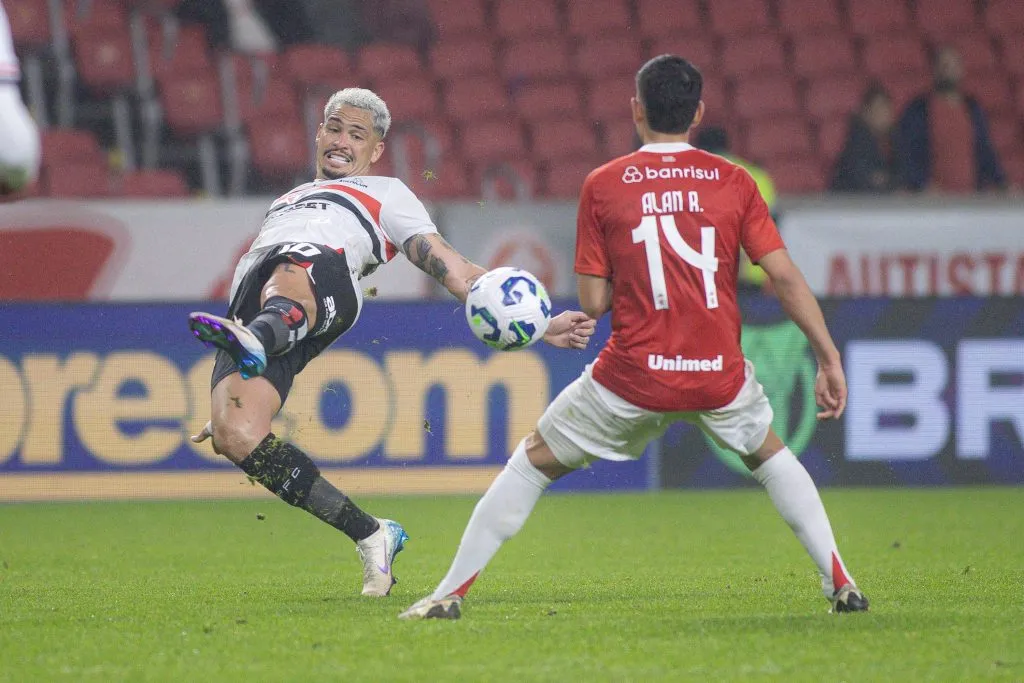 Alan Rodríguez em ação pelo Internacional diante do São Paulo no Brasileirão 2025. Foto: Maxi Franzoi/AGIF
