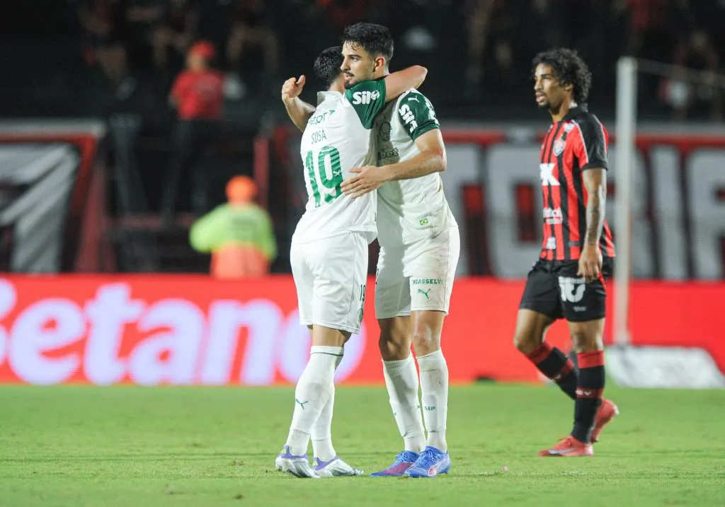Flaco López comemorando seu gol pelo Palmeiras dianrte do Vitória no Brasileirão Série A 2025. Foto: Jhony Pinho/AGIF