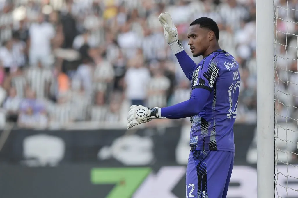 RJ – RIO DE JANEIRO – 03/08/2025 – BRASILEIRO A 2025, BOTAFOGO X CRUZEIRO – John goleiro do Botafogo durante partida contra o Cruzeiro no estadio Engenhao pelo campeonato Brasileiro A 2025. Foto: Thiago Ribeiro/AGIF