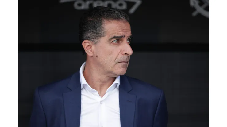 Renato Paiva durante confronto contra o Corinthians no Brasileirão 2025.