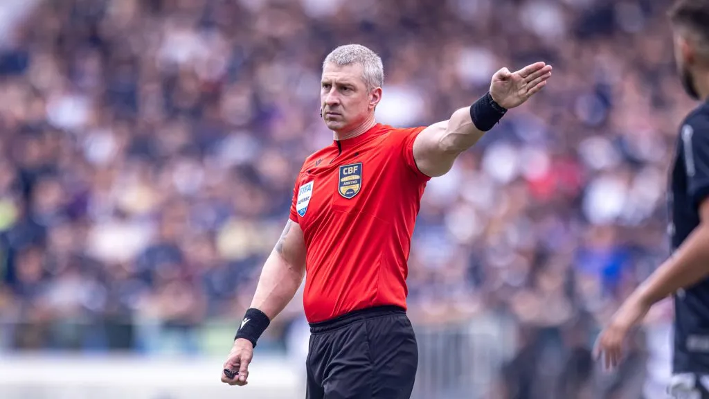 O arbitro Anderson Daronco durante partida da Série C. Foto: Fernando Torres/AGIF