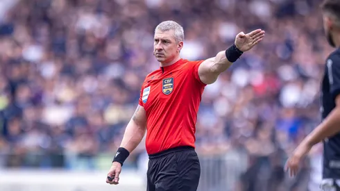 O arbitro Anderson Daronco durante partida entre Remo e Sao Bernardo no estadio Mangueirao pelo campeonato Brasileiro C 2024. Foto: Fernando Torres/AGIF
