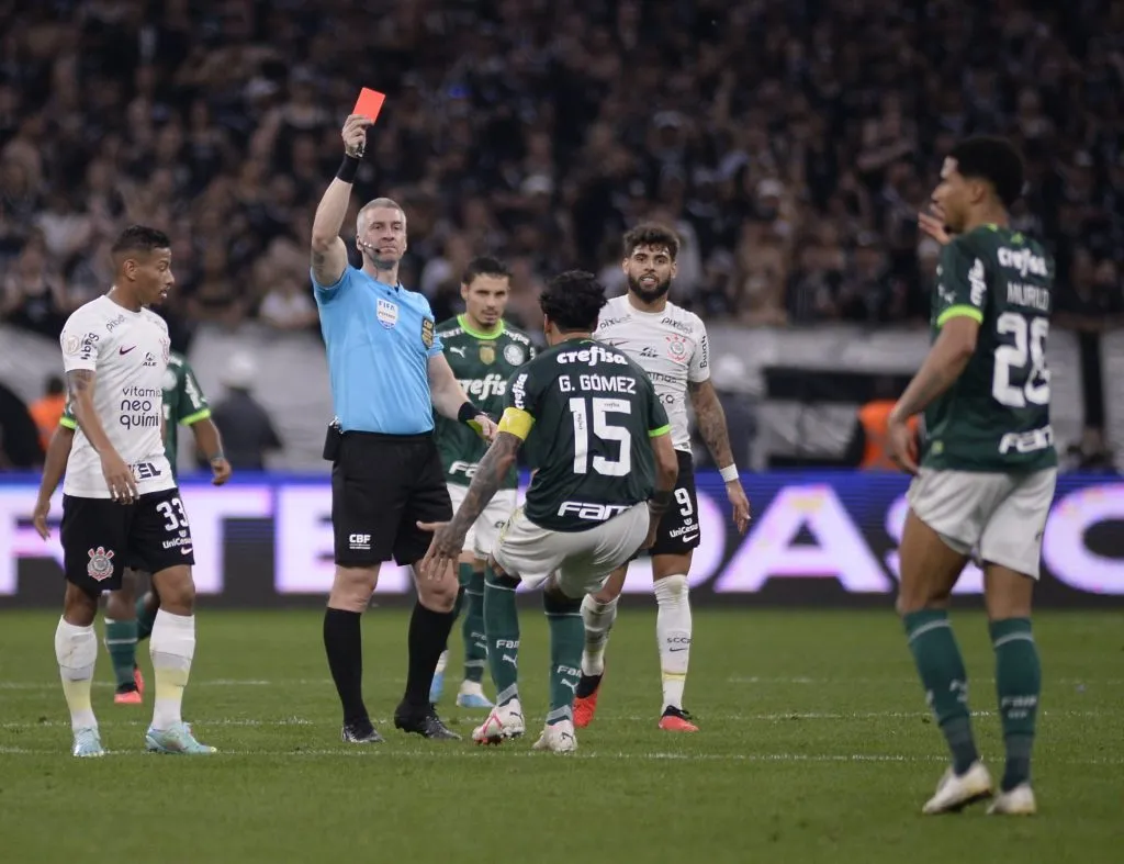 Anderson Daronco aplica cartão vermelho em Gustavo Gómez. Foto: Alan Morici/AGIF