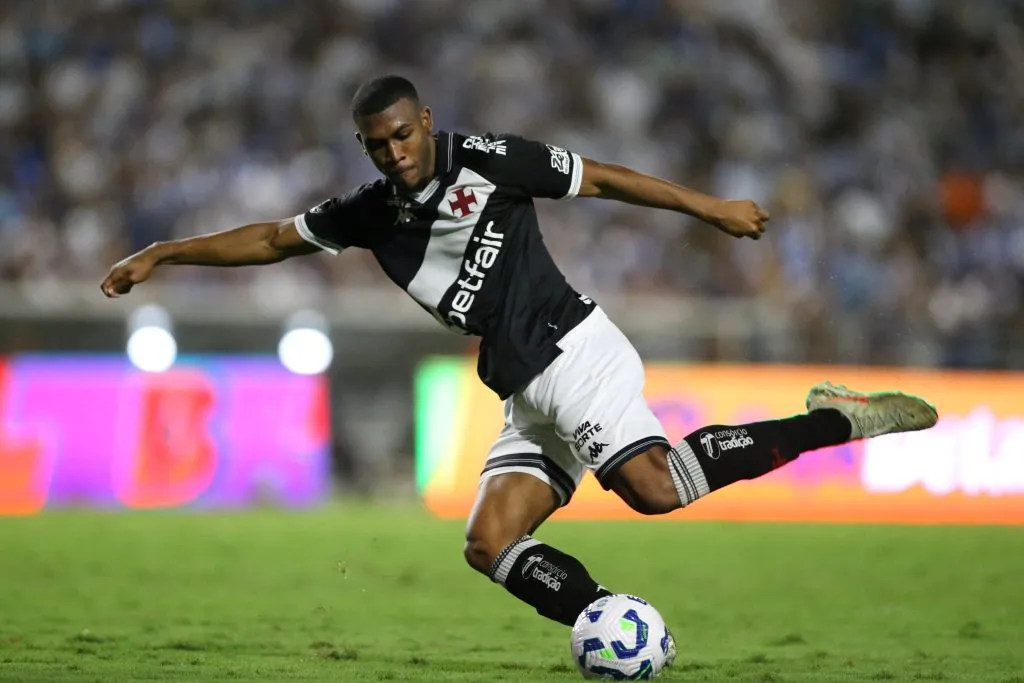 Rayan jogador do Vasco durante a partida entre CSA –  Foto: Marlon Costa/AGIF