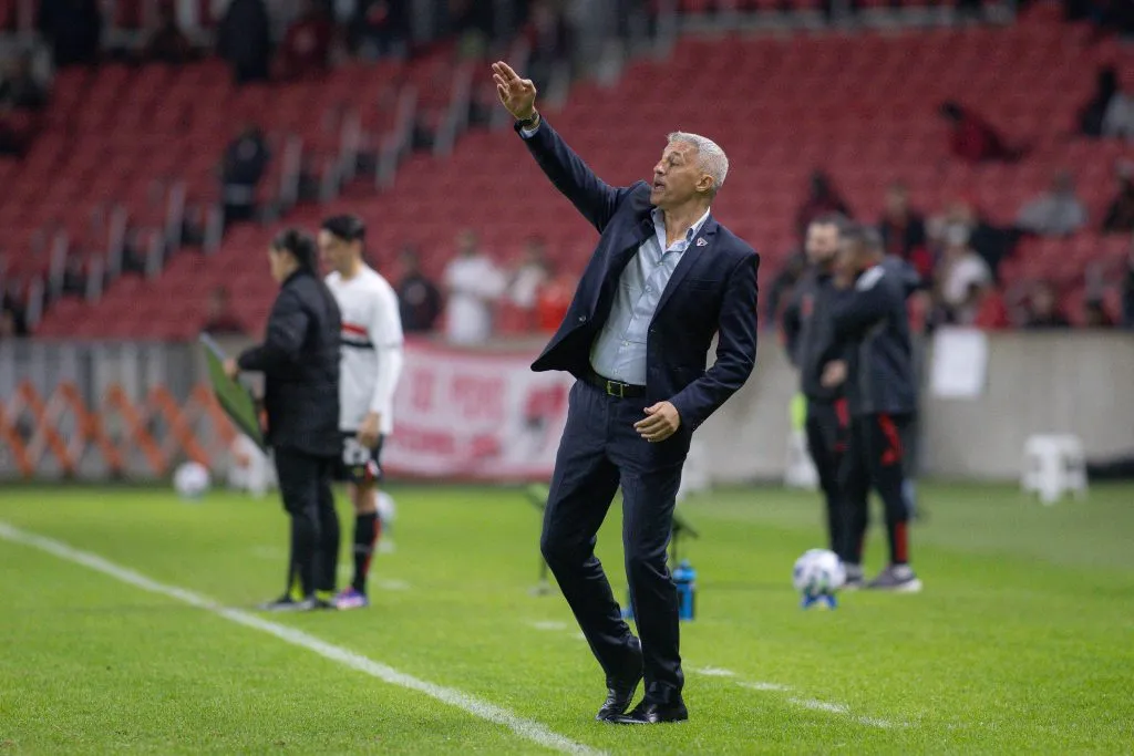 Hernan Crespo técnico do São Paulo durante partida contra o Internacional – Foto: Maxi Franzoi/AGIF