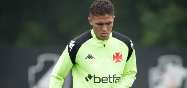 Paulinho durante treino do Vasco (Foto: Matheus Lima/ CRVG)