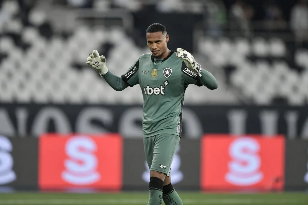 RJ – RIO DE JANEIRO – 11/05/2025 – BRASILEIRO A 2025, BOTAFOGO X INTERNACIONAL – John goleiro do Botafogo comemora gol durante partida contra o Internacional no estadio Engenhao pelo campeonato Brasileiro A 2025. Foto: Thiago Ribeiro/AGIF