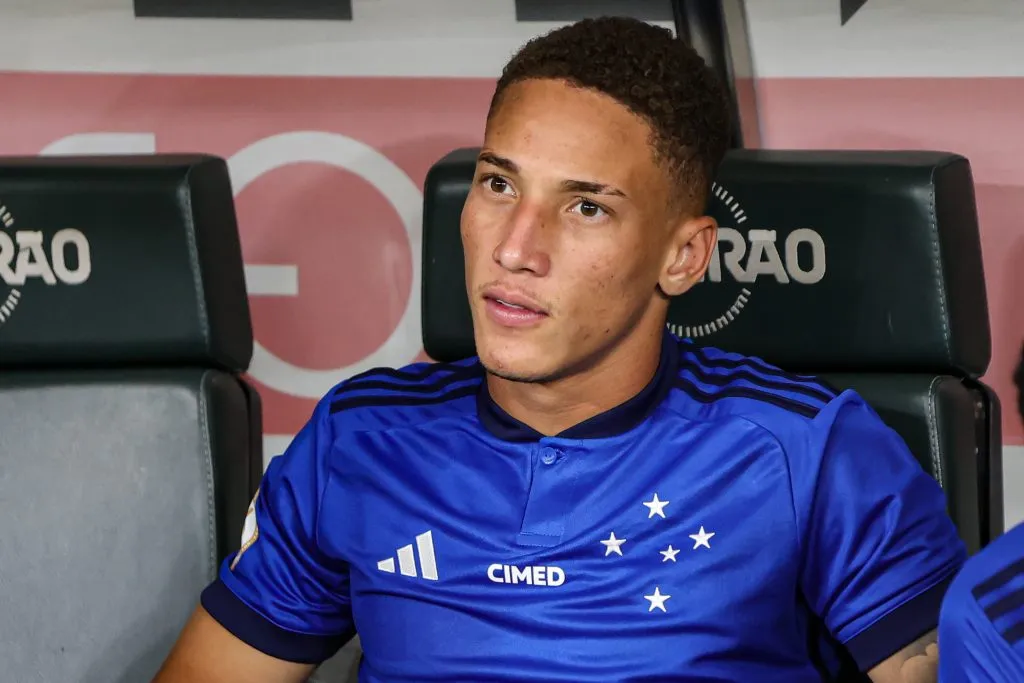 MG – BELO HORIZONTE – 30/11/2023 – BRASILEIRO A 2023, CRUZEIRO X ATHLETICO-PR – Robert jogador do Cruzeiro durante partida contra o Athletico-PR no estadio Mineirao pelo campeonato Brasileiro A 2023. Foto: Gilson Lobo/AGIF