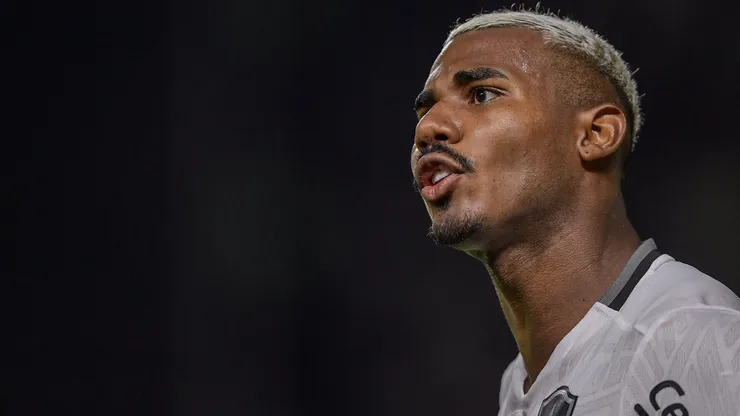 Cuiabano jogador do Botafogo durante partida contra o Vasco no estadio Sao Januario pelo campeonato Carioca 2025.
