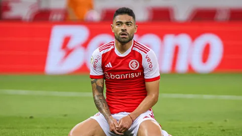 RS – PORTO ALEGRE – 30/10/2024 – BRASILEIRO A 2024, INTERNACIONAL X FLAMENGO – Bruno Tabata jogador do Internacional lamenta durante partida contra o Flamengo no estadio Beira-Rio pelo campeonato Brasileiro A 2024. Foto: Maxi Franzoi/AGIF