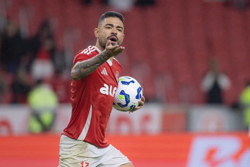 RS – PORTO ALEGRE – 03/08/2025 – BRASILEIRO A 2025, INTERNACIONAL X SAO PAULO – Bruno Tabata jogador do Internacional comemora seu gol durante partida contra o Sao Paulo no estadio Arena do Gremio pelo campeonato Brasileiro A 2025. Foto: Maxi Franzoi/AGIF