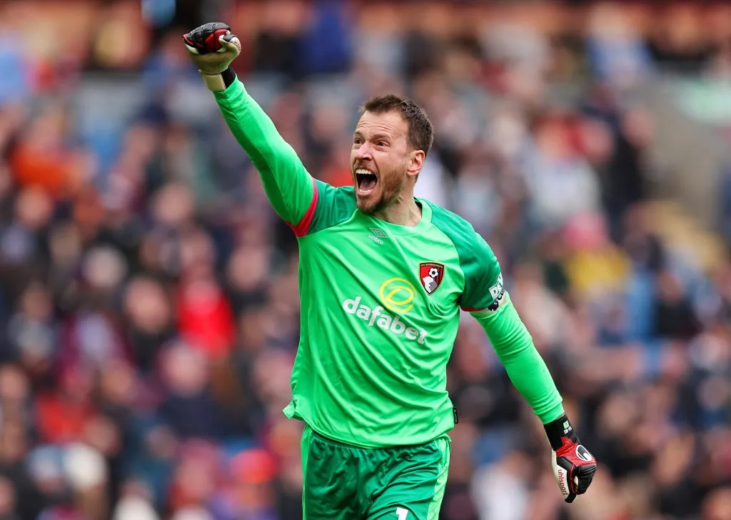 Neto durante confronto contra o Burnley na Premier League 2023/24. (Photo by Matt McNulty/Getty Images)