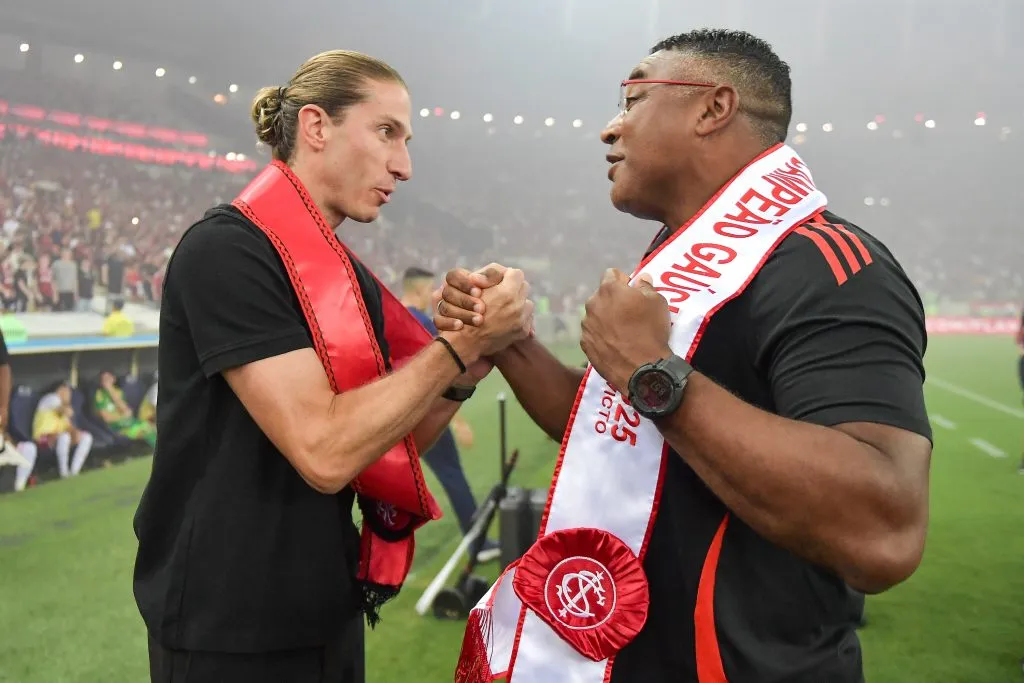 Filipe Luis tecnico do Flamengo e Roger Machado, Tecnico do Internacional , trocam faixas de campeões estaduais antes da partida entre Flamengo e Internacional no estadio Maracana pelo campeonato Brasileiro A 2025.  Foto: Thiago Ribeiro/AGIF