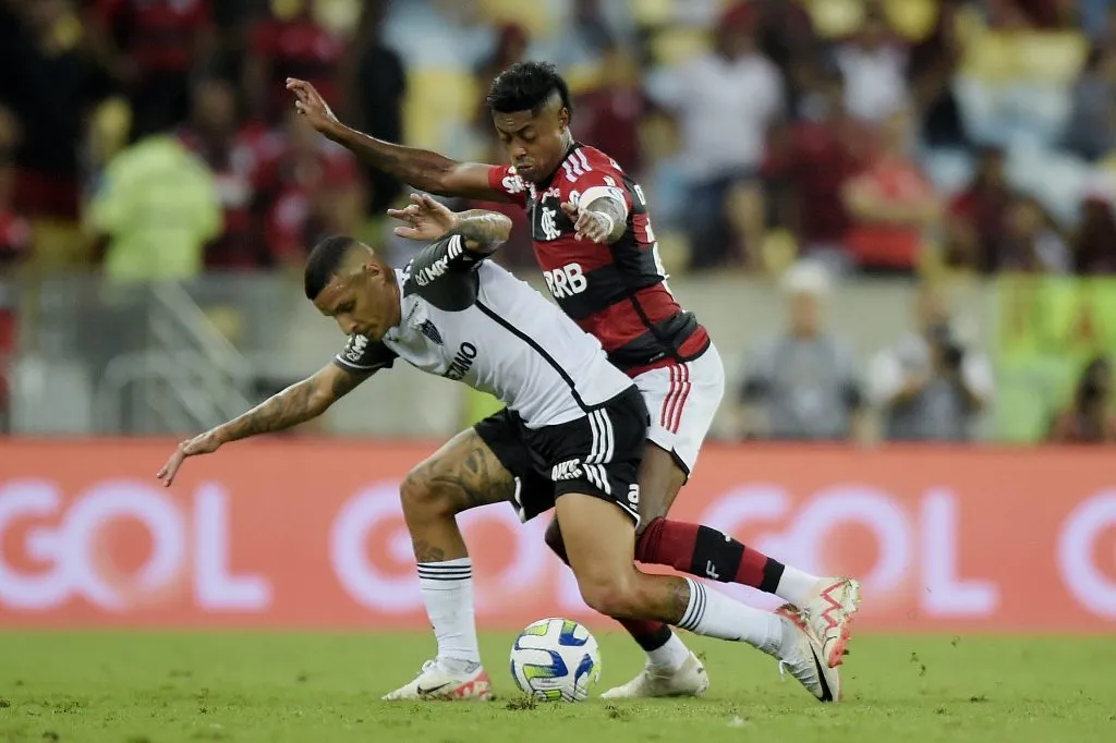 Bruno Henrique jogador do Flamengo disputa lance com Guilherme Arana jogador do Atletico-MG durante partida no estadio Maracana pelo campeonato Brasileiro A 2023. Foto: Alexandre Loureiro/AGIF