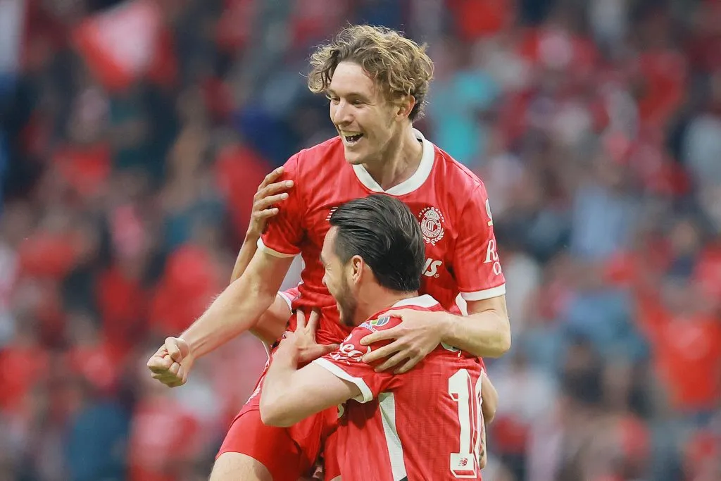 Marcel Ruiz comemora gol marcado pelo Toluca. (Photo by Manuel Velasquez/Getty Images)