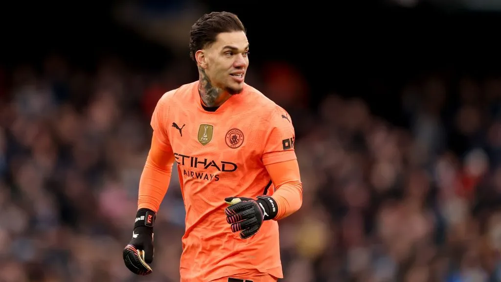 Ederson em campo pelo City. (Photo by Carl Recine/Getty Images)