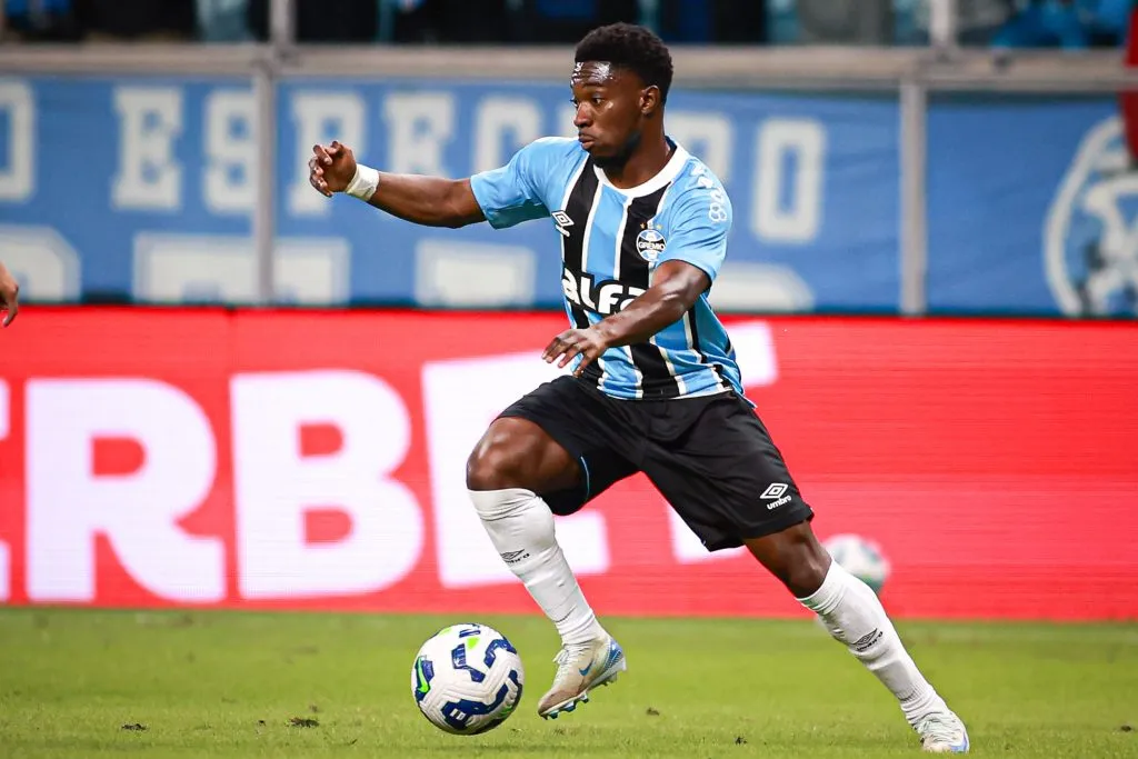 Amuzu em ação pelo Grêmio. Foto: Maxi Franzoi/AGIF