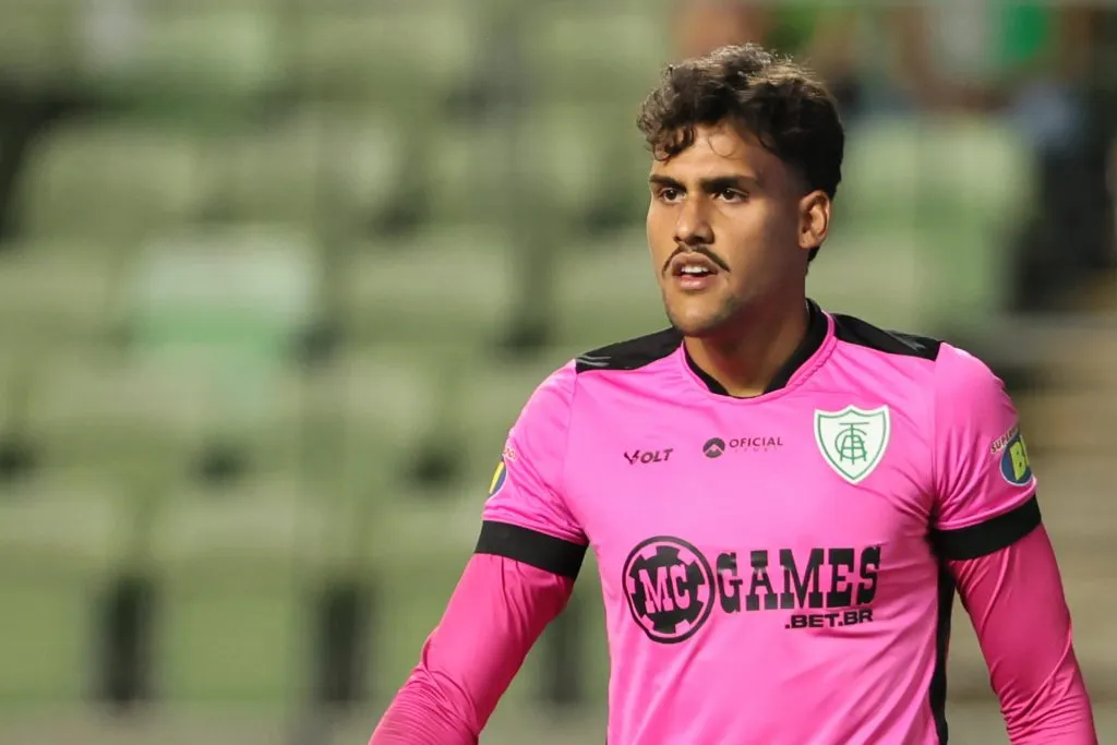 MG – BELO HORIZONTE – 05/02/2025 – MINEIRO 2025, AMERICA-MG X CRUZEIRO – Matheus Mendes goleiro do America-MG durante partida contra o Cruzeiro no estadio Independencia pelo campeonato Mineiro 2025. Foto: Gilson Lobo/AGIF