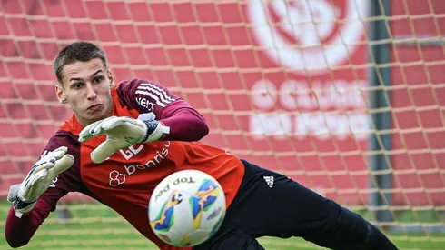 Internacional vende goleiro promessa na base