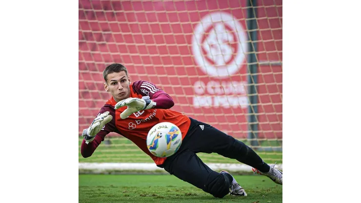 Internacional vende goleiro promessa na base