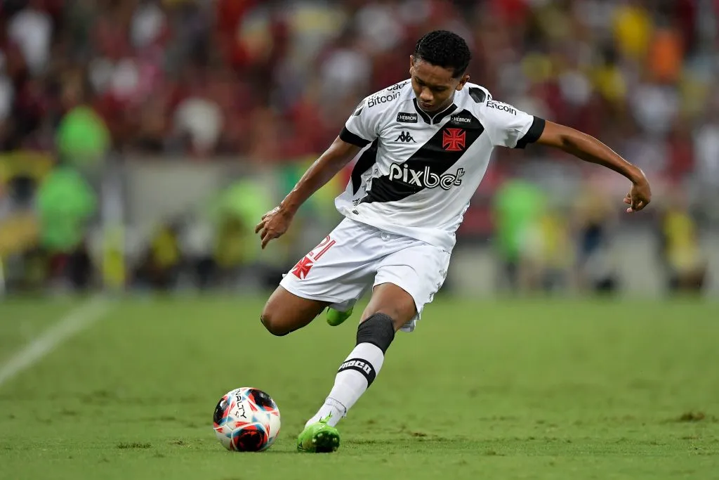 Eguinaldo atuando no Vasco em 2023 –  Foto: Thiago Ribeiro/AGIF
