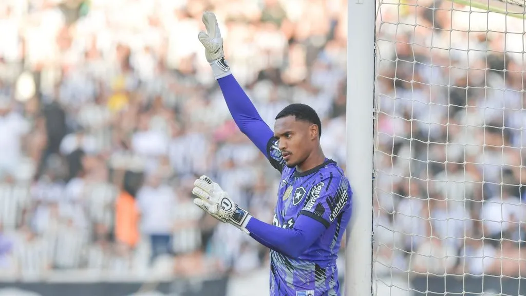 John, goleiro do Botafogo, muito próximo do West Ham