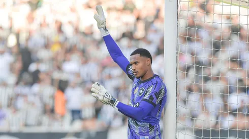 John, goleiro do Botafogo, muito próximo do West Ham