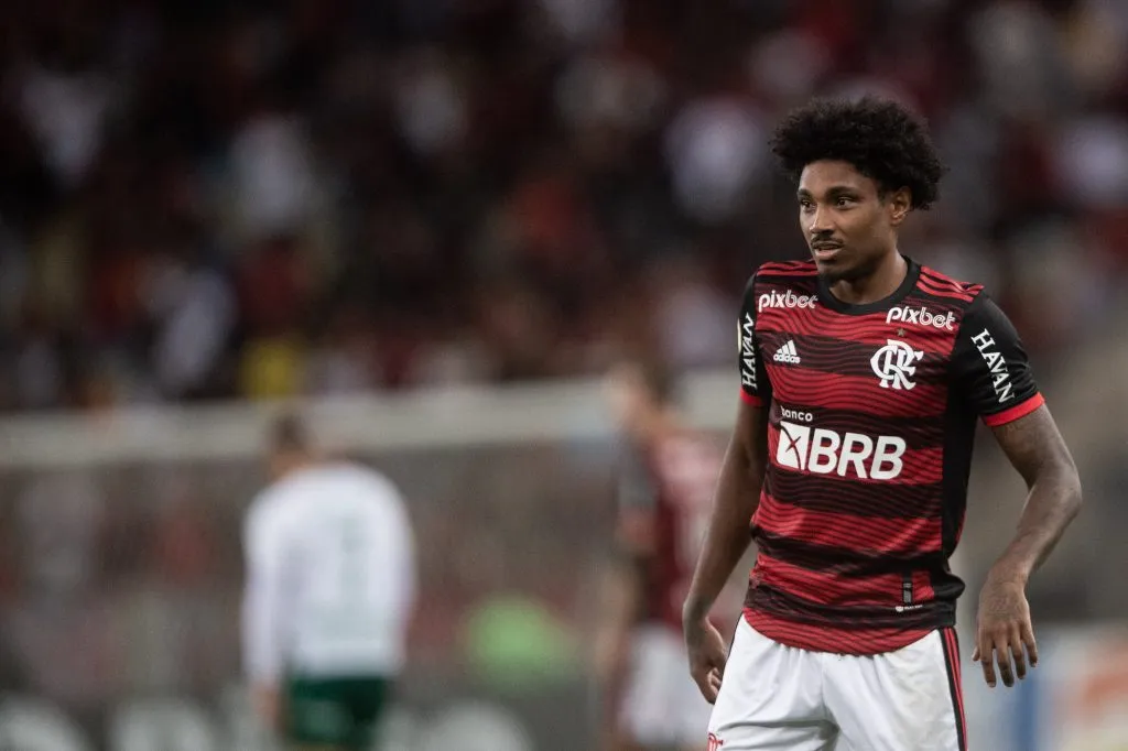 Vitinho jogando no Flamengo em 2022 –  Foto: Thiago Ribeiro/AGIF
