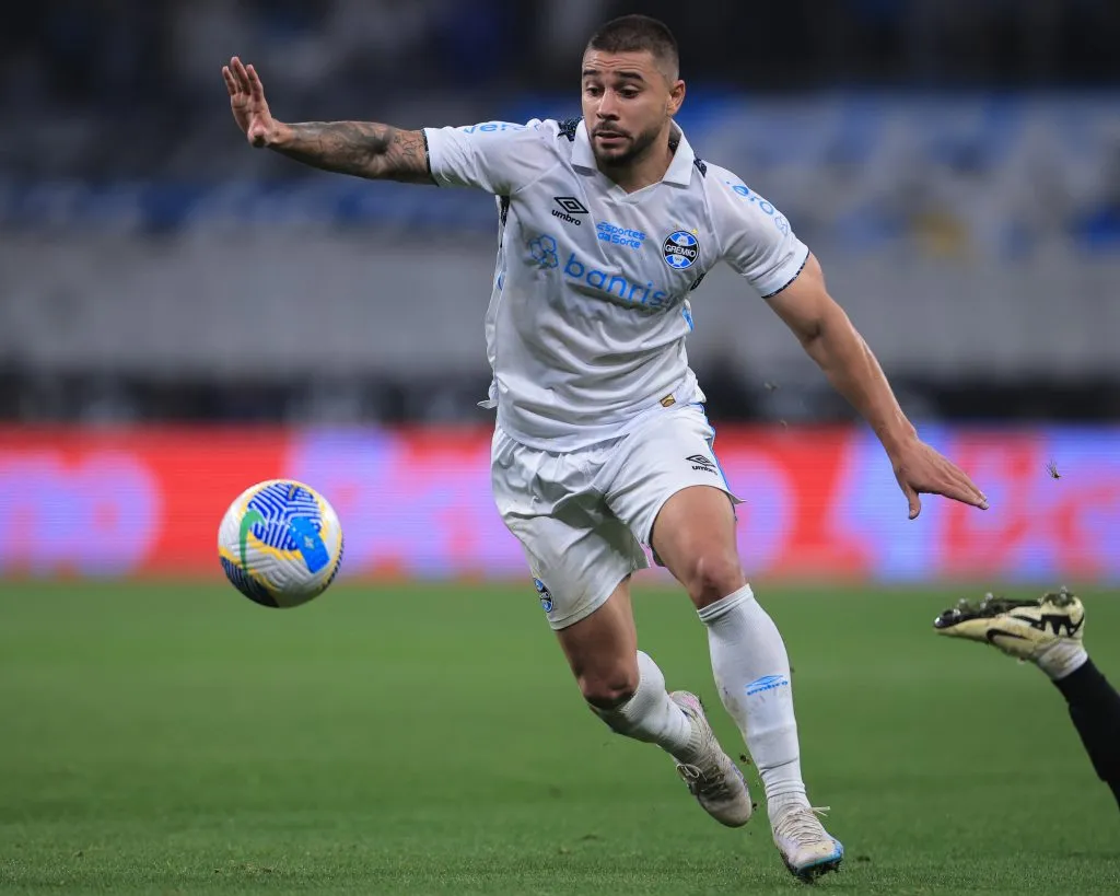 João Pedro em ação pelo Grêmio. Foto: Ettore Chiereguini/AGIF