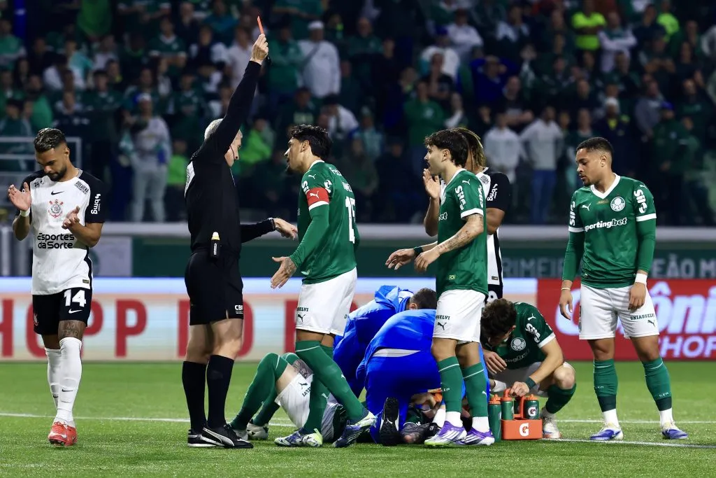 SP – SAO PAULO – 06/08/2025 – COPA DO BRASIL 2025, PALMEIRAS X CORINTHIANS – Anibal Moreno jogador do Palmeiras recebe cartao vermelho do arbitro durante partida contra o Corinthians no estadio Arena Allianz Parque pelo campeonato Copa Do Brasil 2025. Foto: Marcello Zambrana/AGIF
