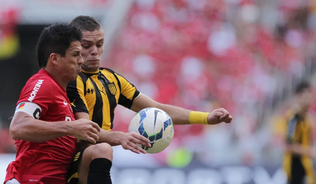 PORTO ALEGRE – RS – 06/04/2014 – AMISTOSO INTERNACIONAL- Reinaguracao Estadio Beira-Rio. Internacional X Penarol. Indio disputa lace com Rodriguez do Penarol. Foto: Gustavo Granata/AGIF