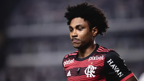 SP - Sao Paulo - 02/07/2022 - BRASILEIRO A 2022, SANTOS X FLAMENGO - Vitinho jogador do Flamengo durante partida contra o Santos no estadio Vila Belmiro pelo campeonato Brasileiro A 2022. Foto: Ettore Chiereguini/AGIF