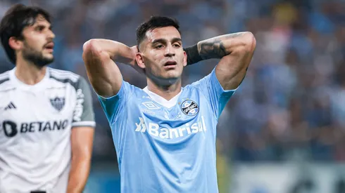Franco Cristaldo jogador do Gremio lamenta chance perdida durante partida contra o Atletico-MG no estadio Arena do Gremio pelo campeonato Brasileiro A 2023. Foto: Maxi Franzoi/AGIF
