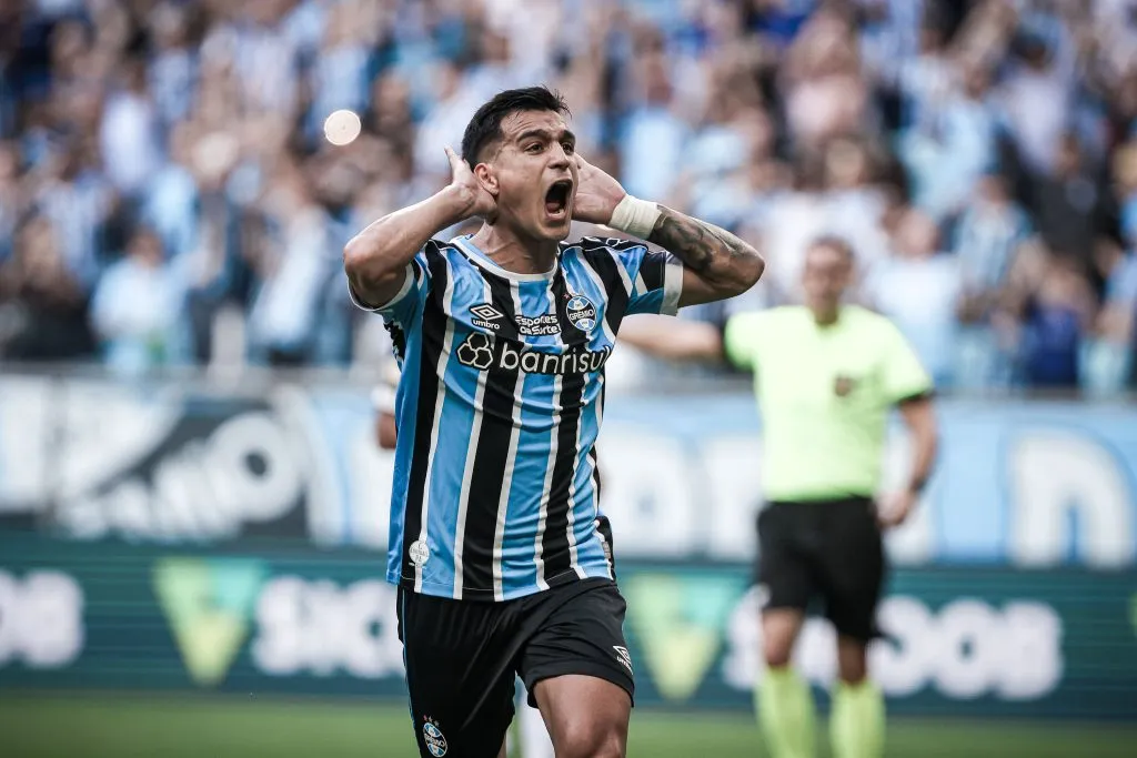 Franco Cristaldo jogador do Gremio comemora seu gol durante partida contra o Coritiba no estadio Arena do Gremio pelo campeonato BRASILEIRO A 2023. Foto: Maxi Franzoi/AGIF