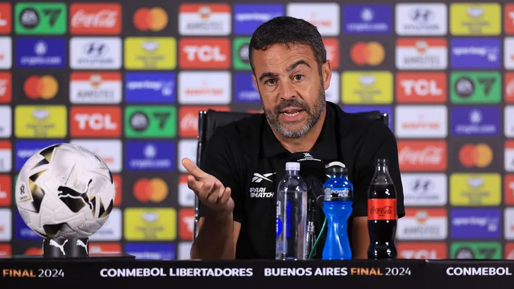 BUENOS AIRES, ARGENTINA - NOVEMBER 29: Artur Jorge, head coach of Botafogo attends a media during a press conference ahead of their final match against Atletico Mineiro as part of Copa CONMEBOL Libertadores 2024 Final at Estadio Más Monumental Antonio Vespucio Liberti on November 29, 2024 in Buenos Aires, Argentina. (Photo by Buda Mendes/Getty Images)