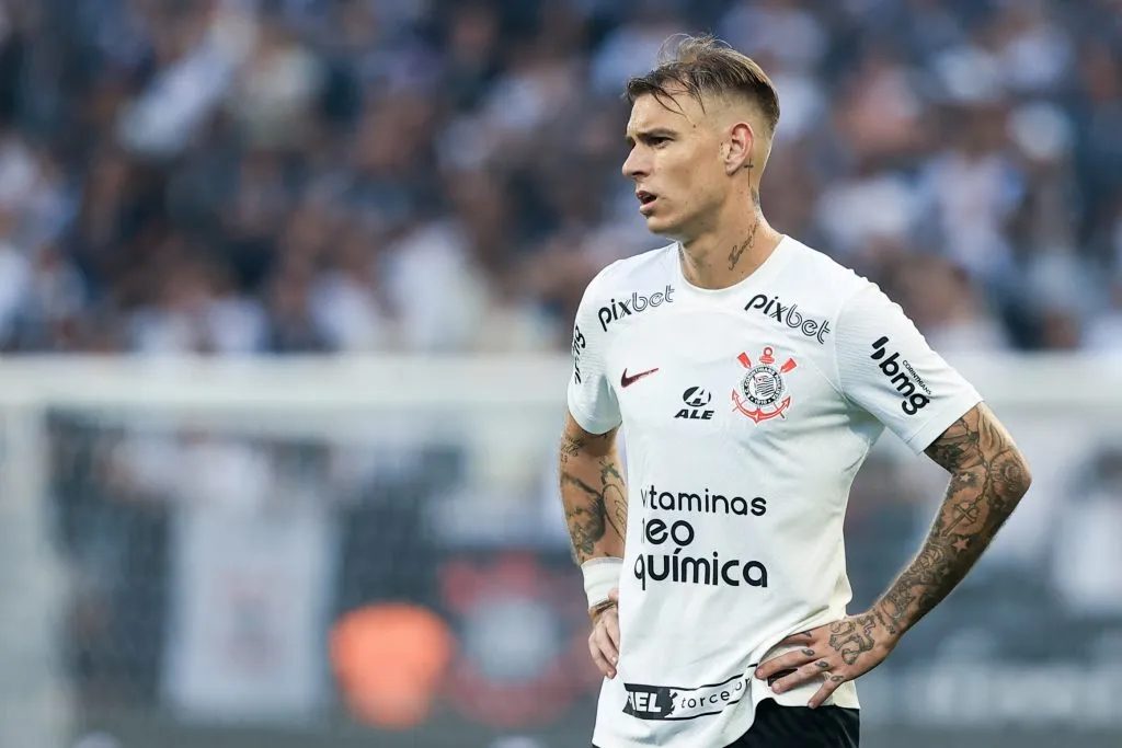 SP – SAO PAULO – 16/04/2023 – BRASILEIRO A 2023, CORINTHIANS X CRUZEIRO – Roger Guedes jogador do Corinthians durante partida contra o Cruzeiro no estadio Arena Corinthians pelo campeonato BRASILEIRO A 2023. Foto: Marcello Zambrana/AGIF