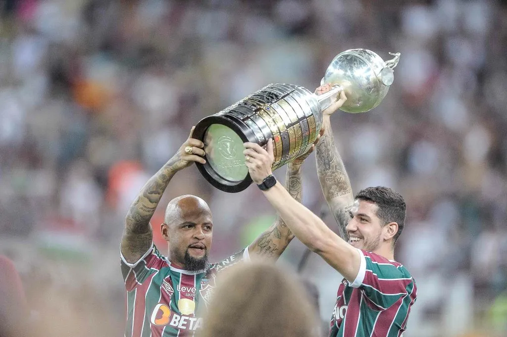 Felipe Melo e Nino jogadores do Fluminense exibem taca da Libertadores no Maracana em foto de arquivo pelo Campeonato Brasileiro 2023 .Foto: Jhony Pinho/AGIF